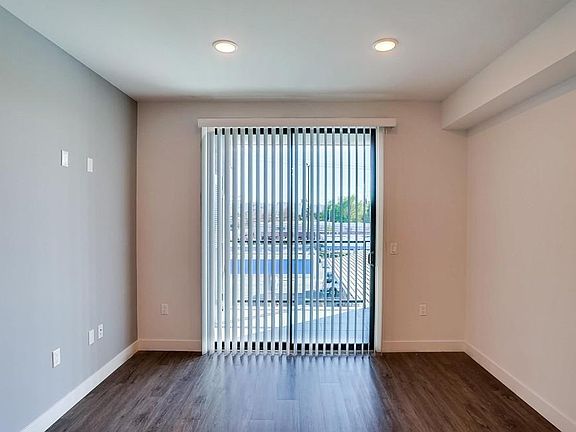 5th image of 6015 Woodman Ave #302