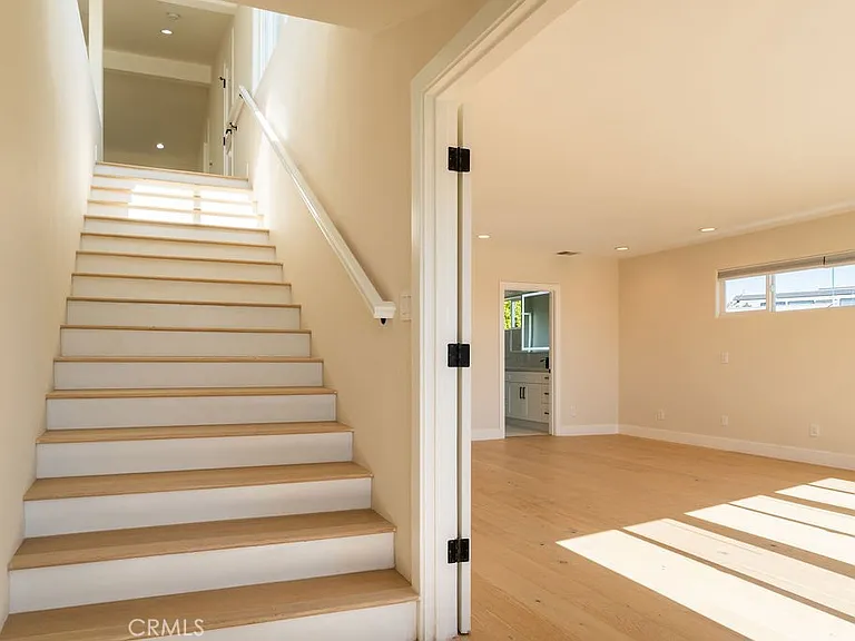 2850 Zell Dr — Photo 43