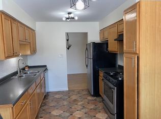 940 Surrey Dr APT 2B, Schaumburg, IL 60193