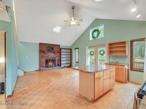 5th image of 115 Tannenbaum Way