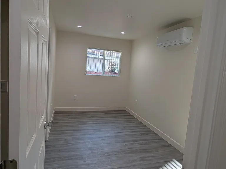 13435 Moorpark St — Photo 21
