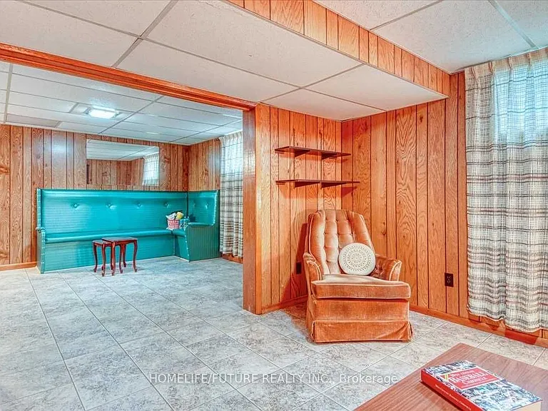 581 Gibbons St — Photo 15