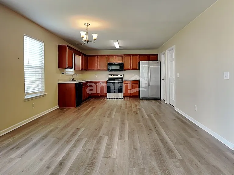 38 Lake Shore Blvd — Photo 4