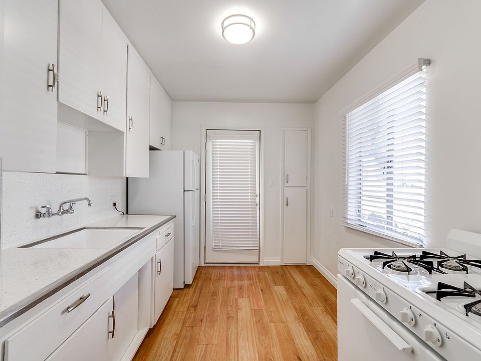 2nd image of 4052 1/2 Brant St #4054-00