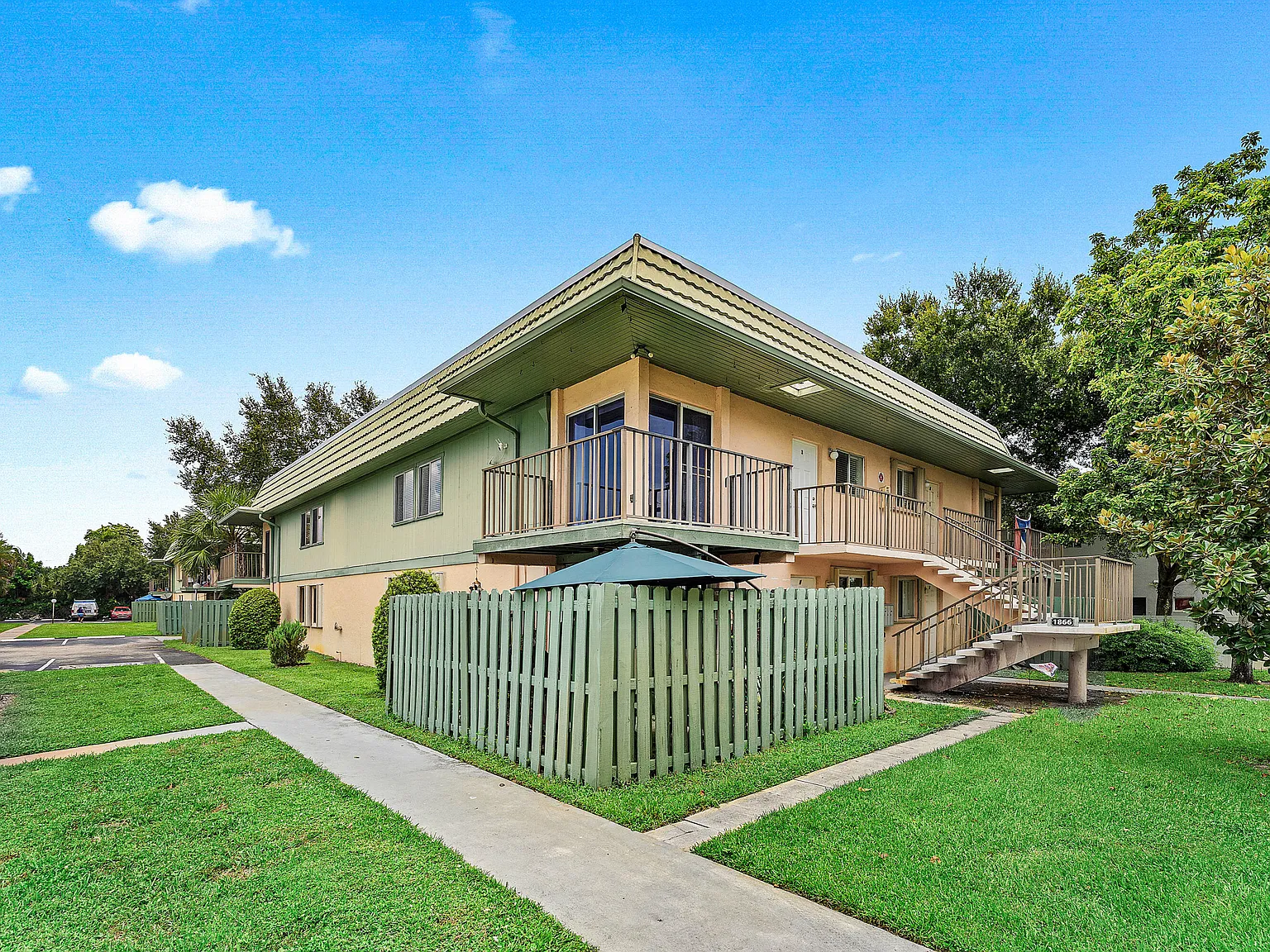 2 bed, 1.5 bath, 880 sqft, $2,300 — Photo 2