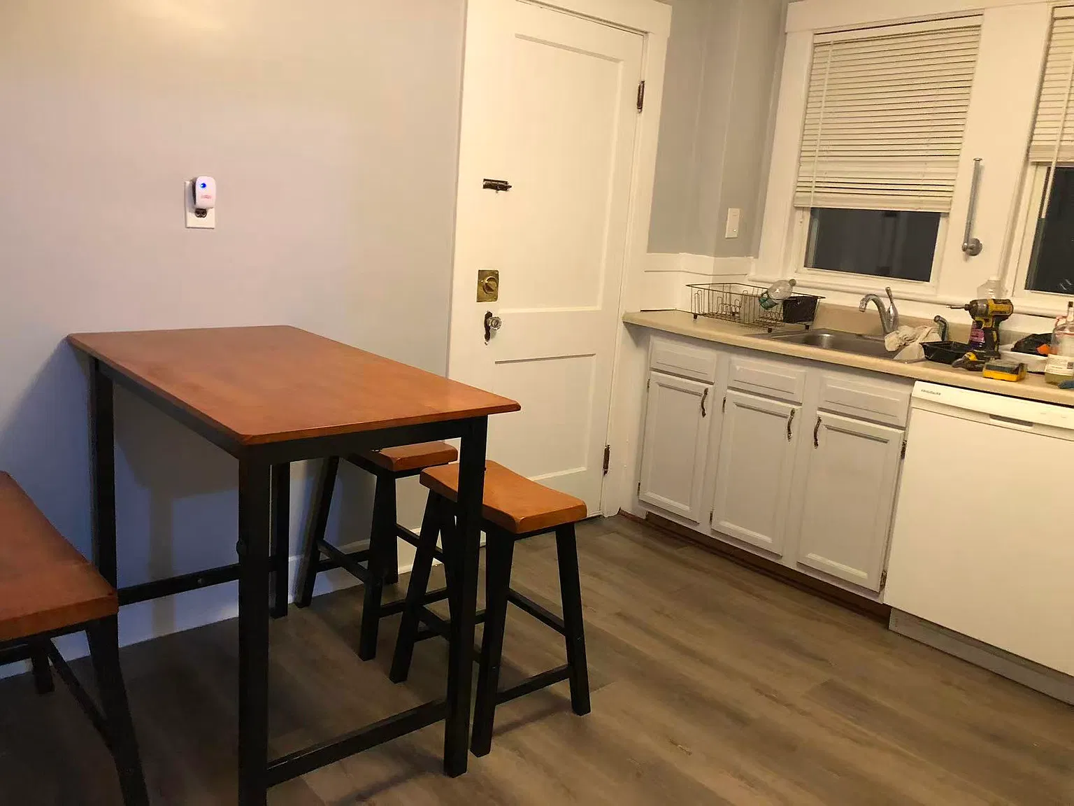 2 bed, 750 sqft, $2,200 — Photo 2