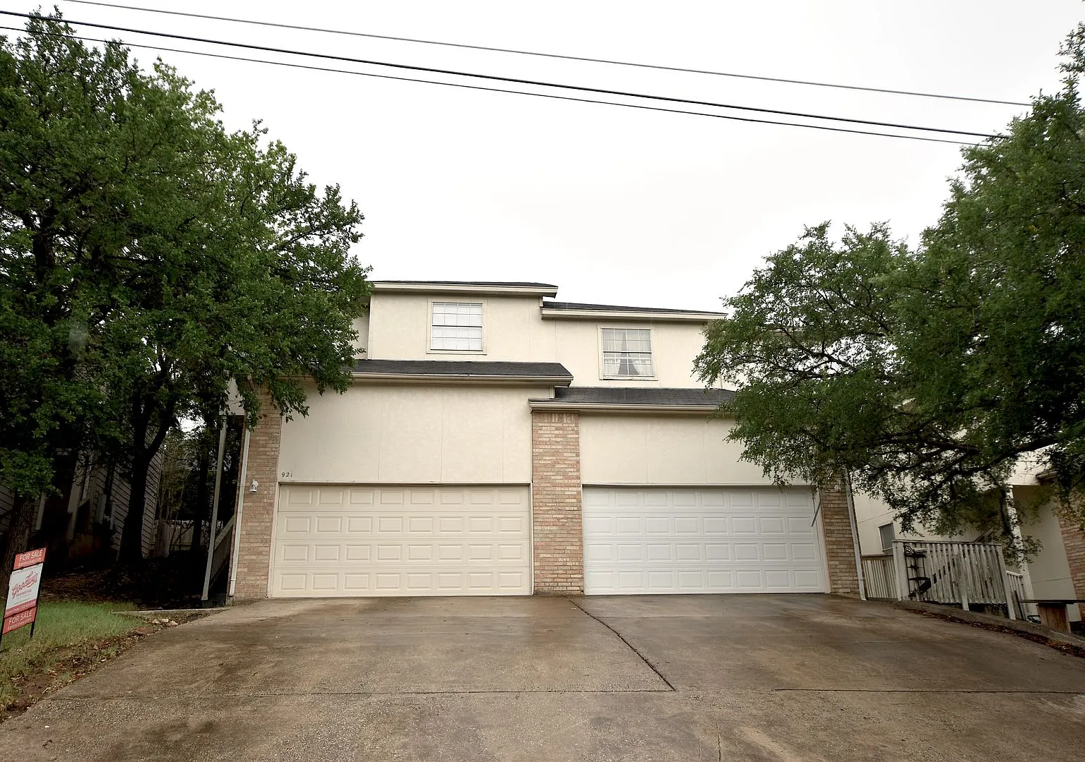 Great 3/2.5/2 Duplex near Texas State Campus and downtown — Photo 1
