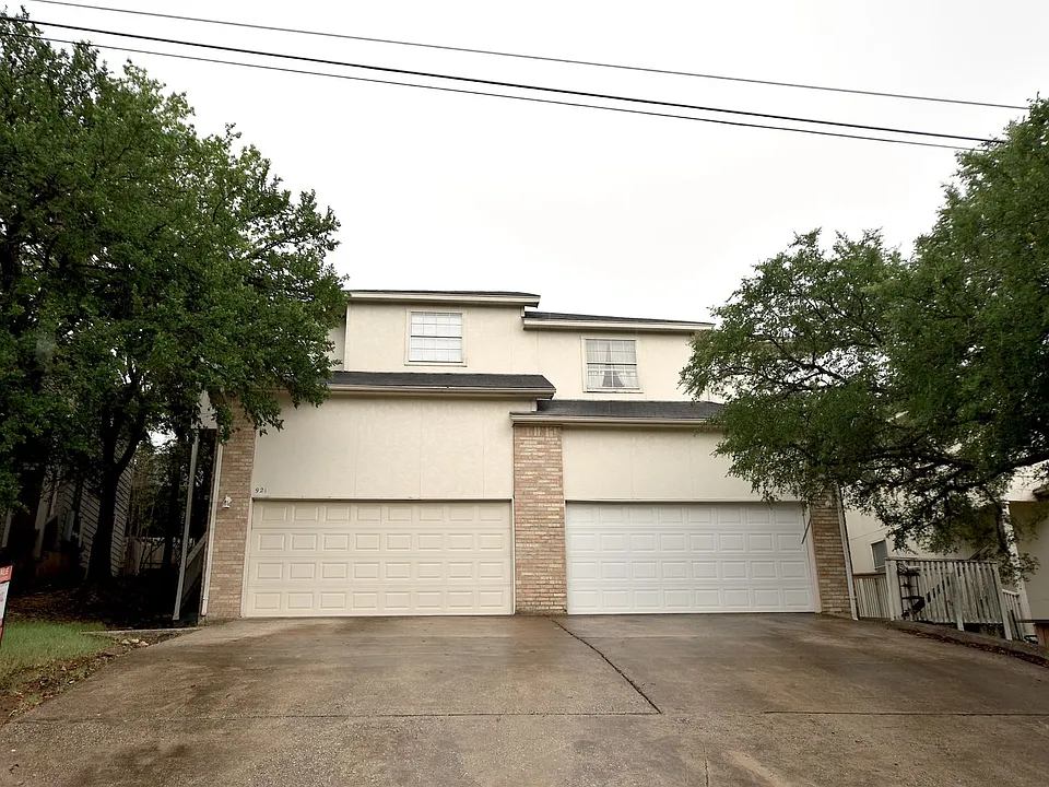 921-923 Sagewood Trl