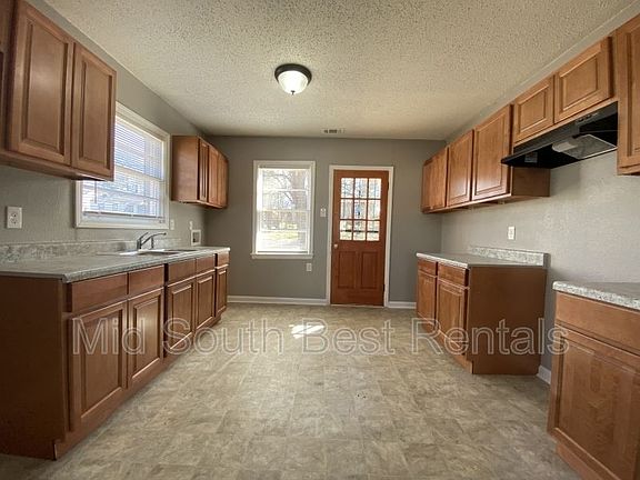 4th image of 323 W Essex Ave