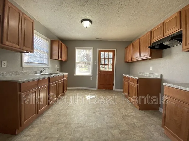 323 W Essex Ave — Photo 2