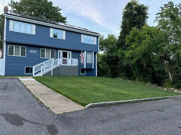 195 Kensington Court, Copiague, NY 11726