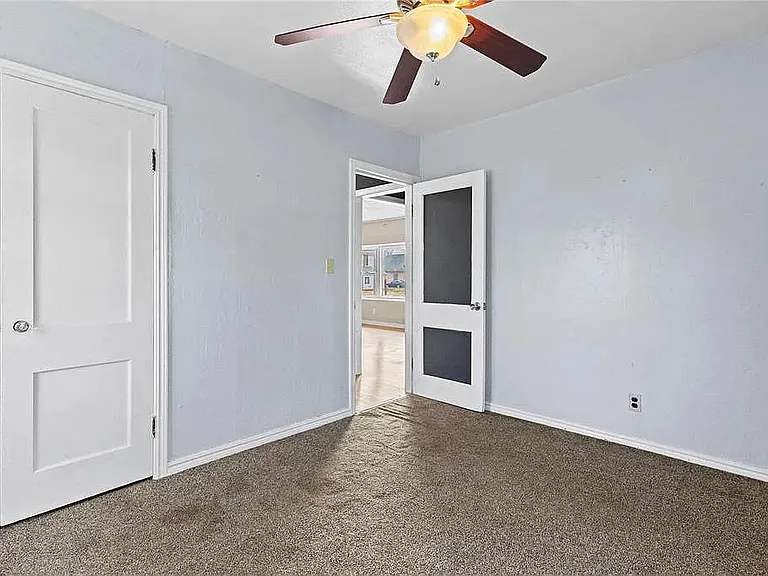114 W B St — Photo 13
