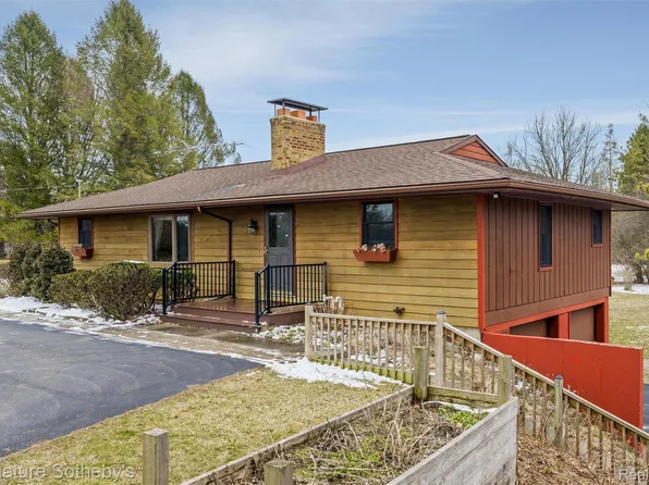 2530 Newlyn Dr, Dexter, MI 48130