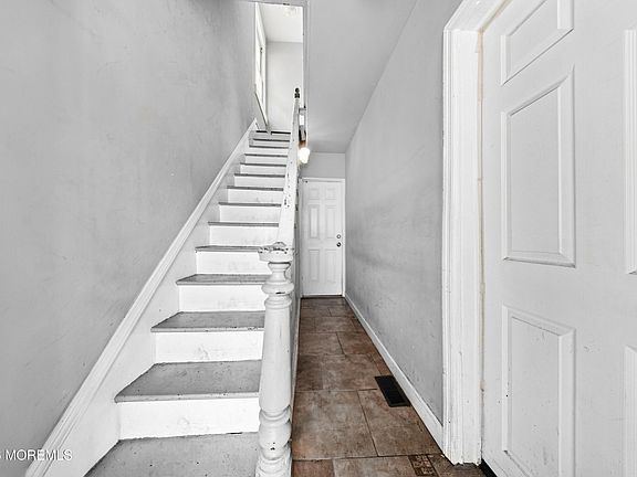 2nd image of 133 Smith St Floor 2