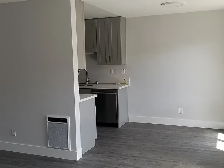 622 S Broadway — Photo 12