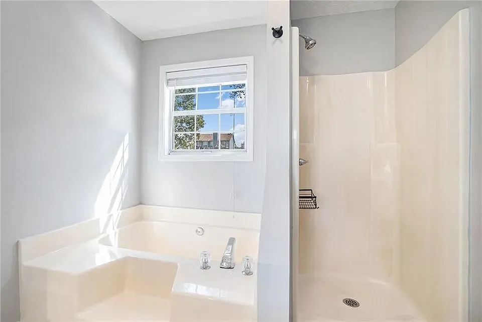 5 bed, 2419 sqft, $2,500 — Photo 2