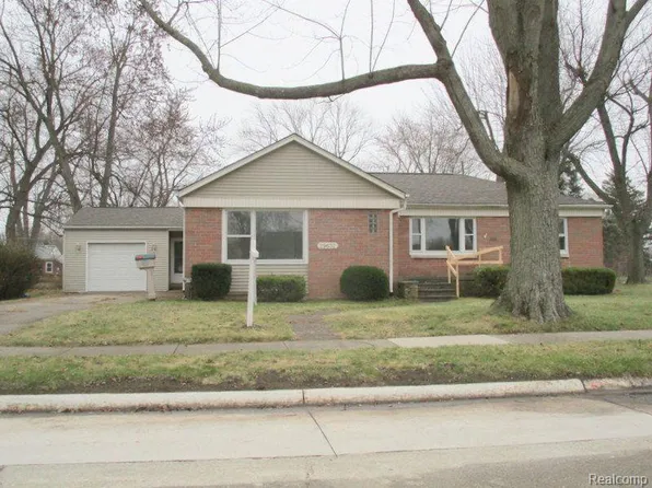 29632 Oakgrove St, Saint Clair Shores, MI 48082