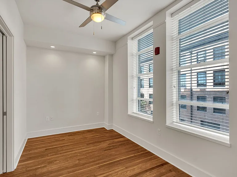 The Howard Luxury Apartments — Photo 13