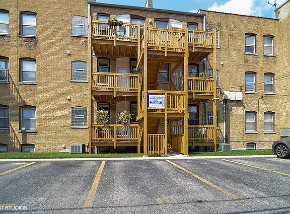 2nd image of 4049 N Southport Ave #3
