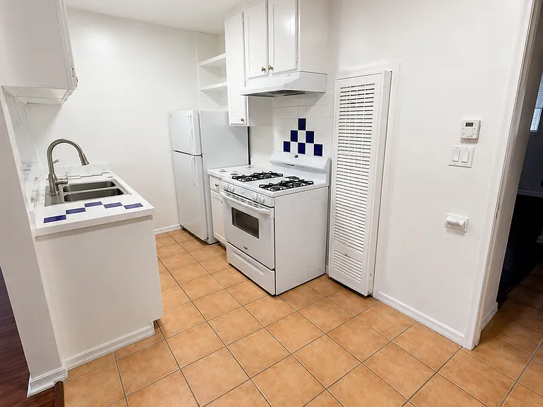 Hollyking Apartments — Photo 9