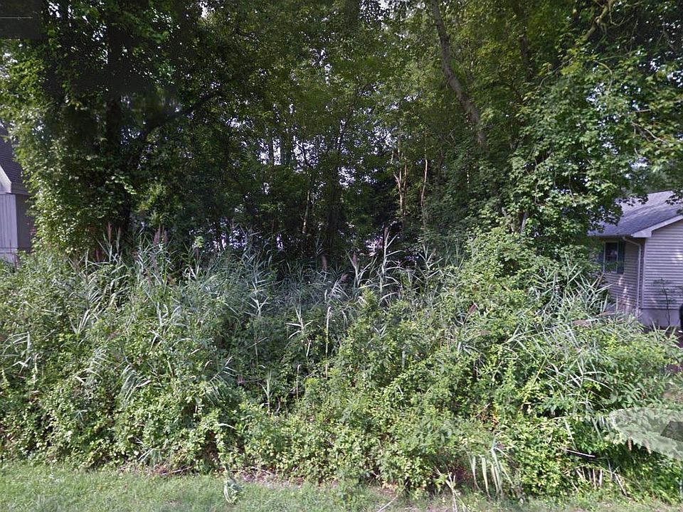 2nd image of 20 Watergreen Ln