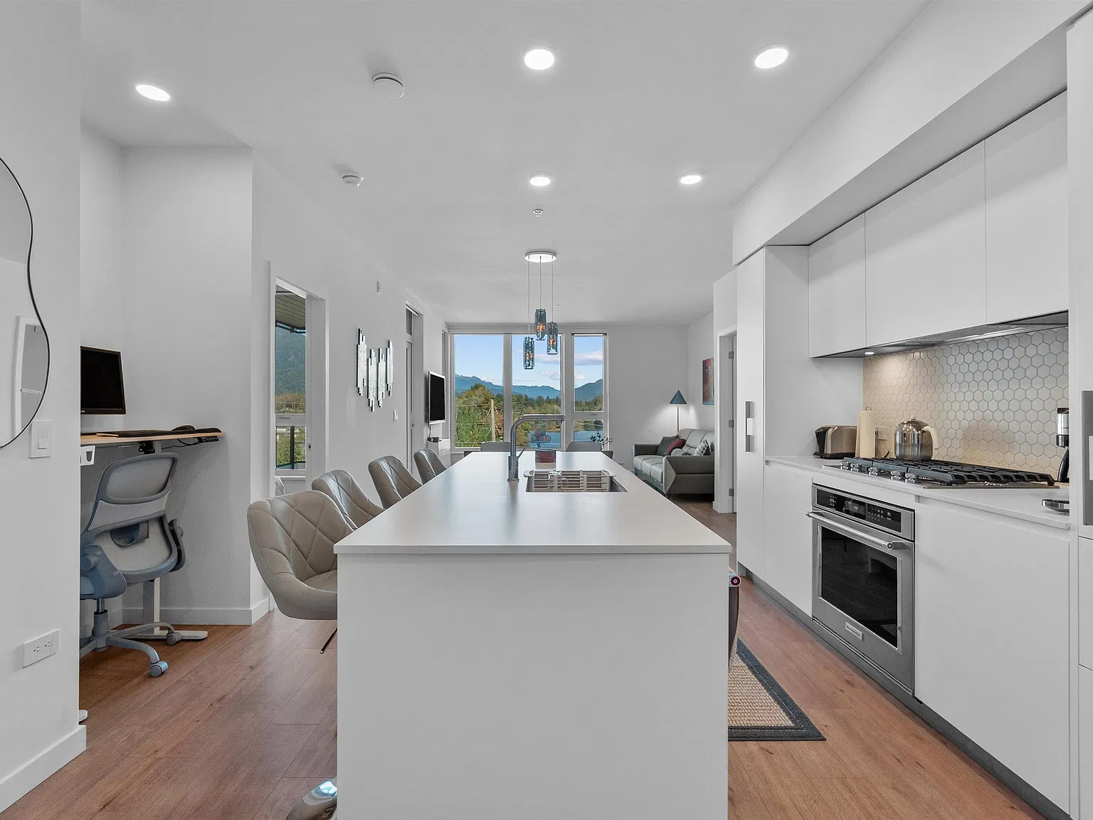 2 bed, 1015 sqft, $4,500 — Photo 2