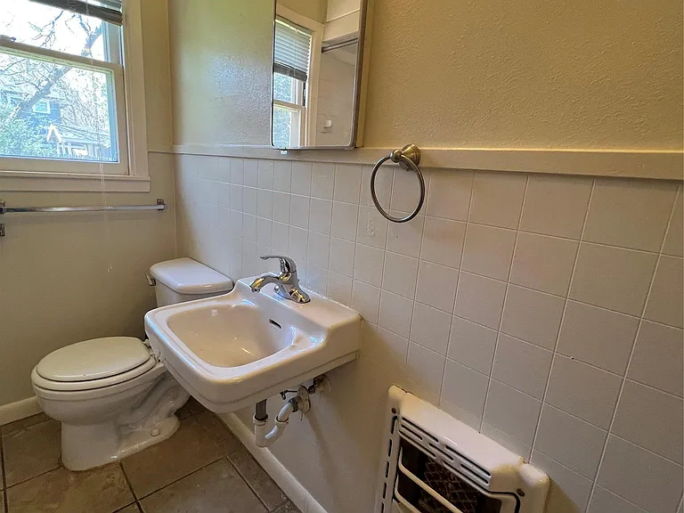1007 E 38th St — Photo 11