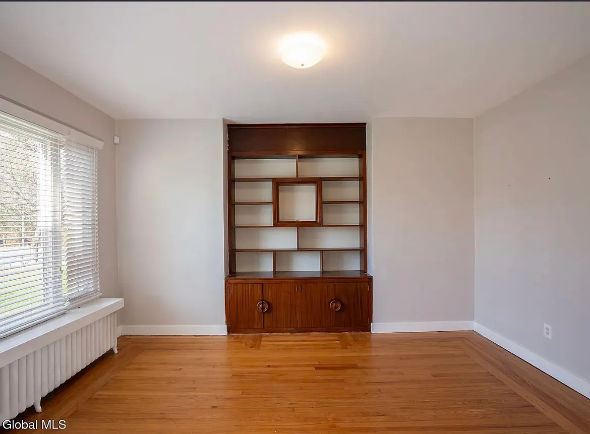 3 bed, 1.5 bath, 2328 sqft, $800 — Photo 2