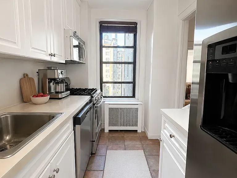 425 Riverside Dr #11B — Photo 4