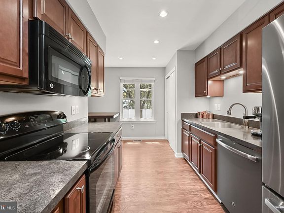3rd image of 537 Congressional Dr