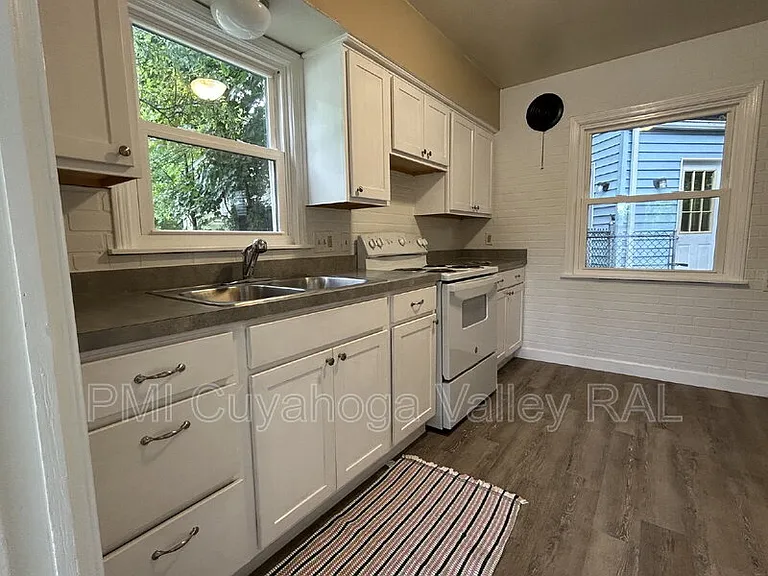 2364 Suncrest Dr — Photo 4