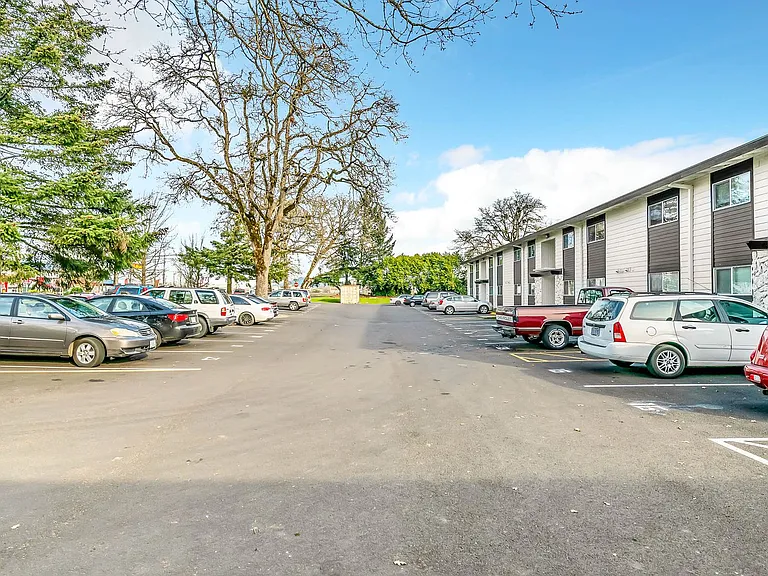 Cape Lee Apartments 2 & 3 Bedroom 1 Bathroom units — Photo 31