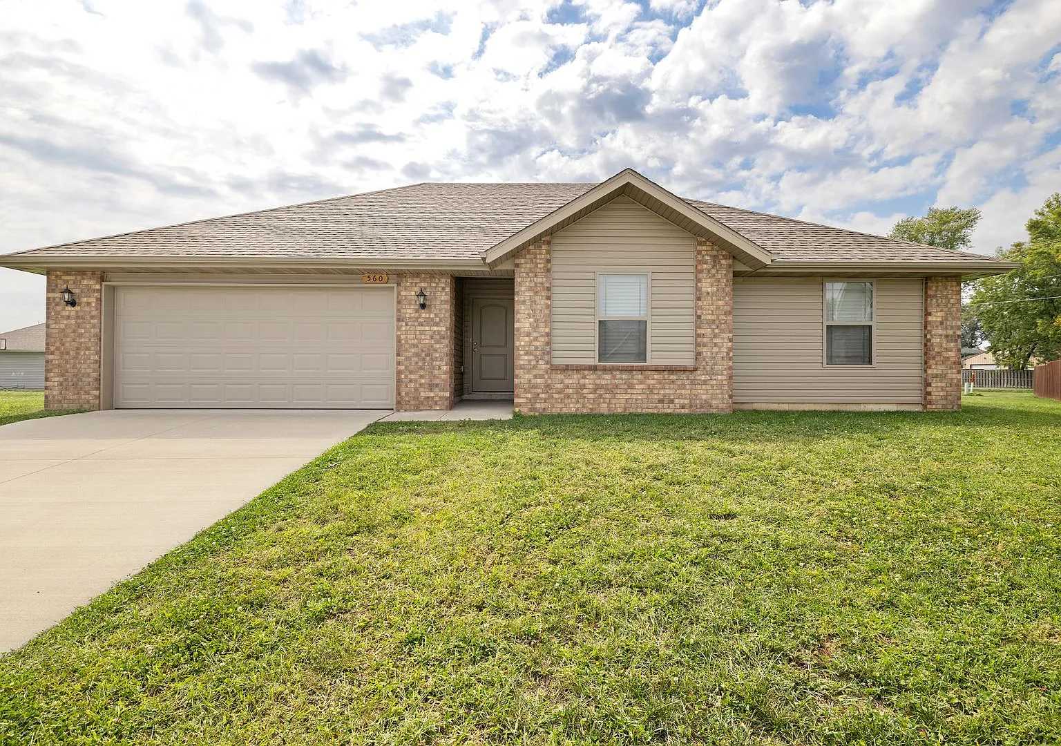 3 bedroom home in Monte Cristo neighborhood with fenced in yard — Photo 1