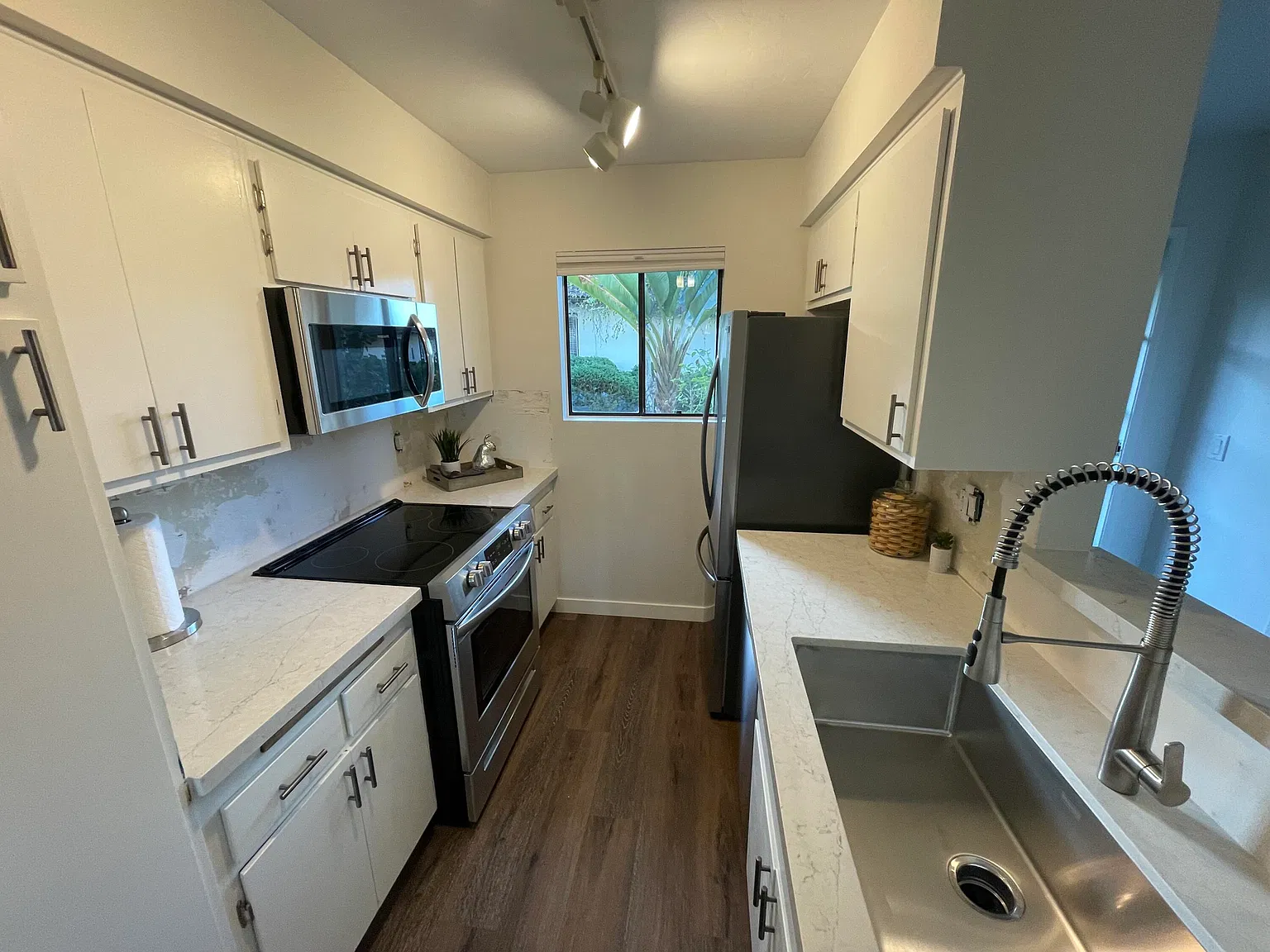 2 bed, 1.5 bath, 1104 sqft, $3,850 — Photo 2