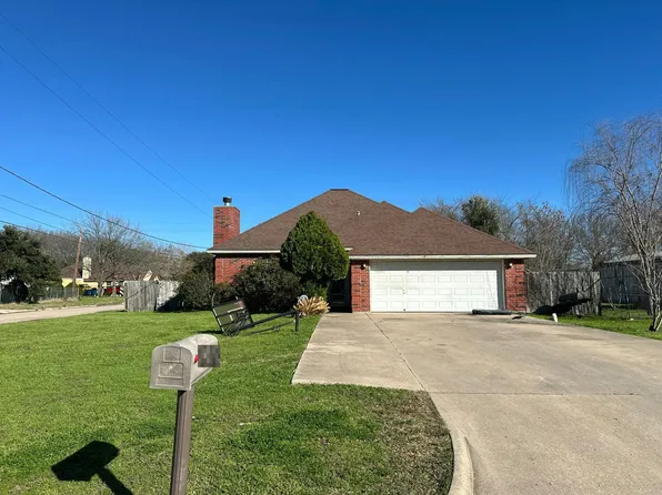 1301 Glenshire Ln, Navasota, TX 77868