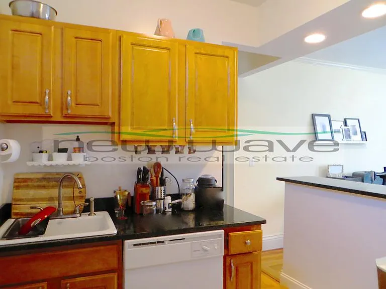 100 Queensberry St #4 — Photo 8