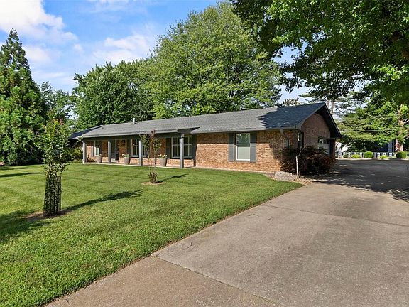 3rd image of 1329 N Cape Rock Dr