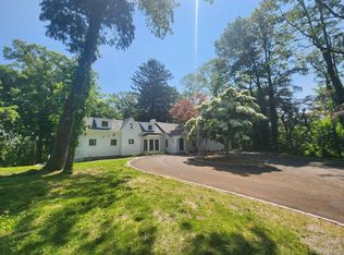 20 N Ravine Rd, Great Neck, NY 11023