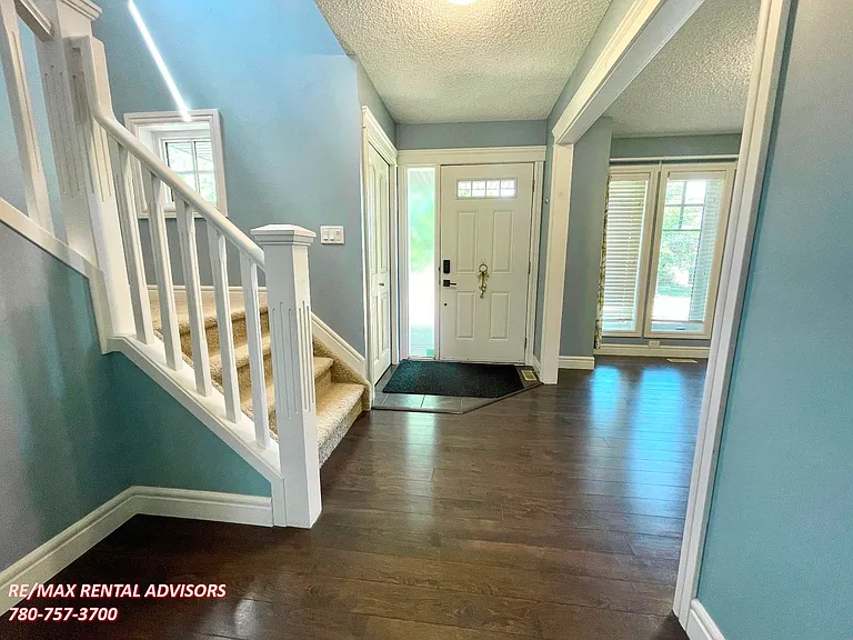 2429 Austin Cres SW — Photo 7