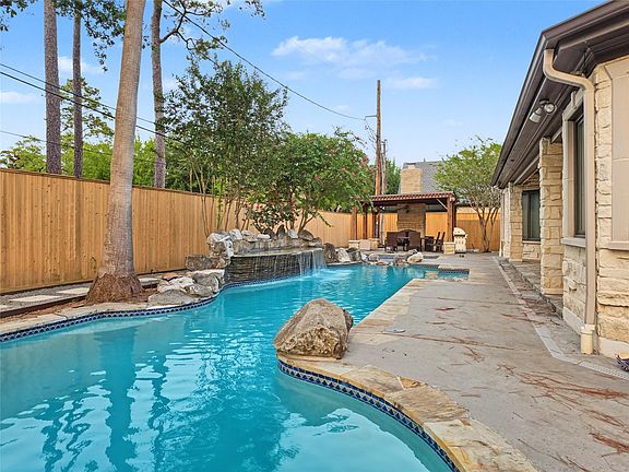 2nd image of 12018 Surrey Ln