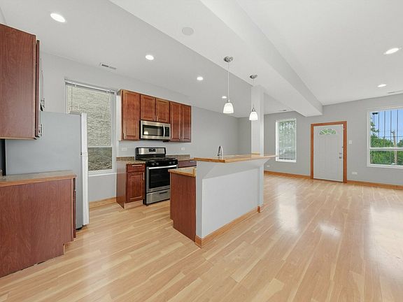 3rd image of 4030 S Indiana Ave
