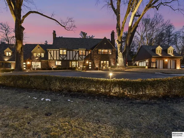 6724 Davenport St, Omaha, NE 68132