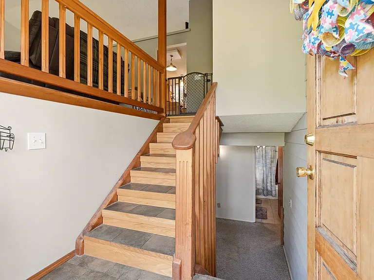 Split-entry bi-level