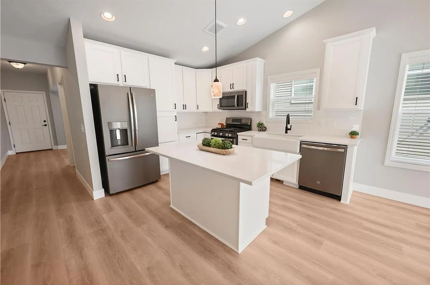 Remodeled 4 Bedroom Home for Rent! — Photo 2