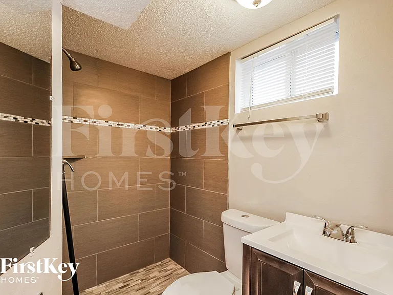 4900 N Sycamore Dr — Photo 14