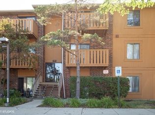 724 Rodenburg Rd APT 103, Roselle, IL 60172