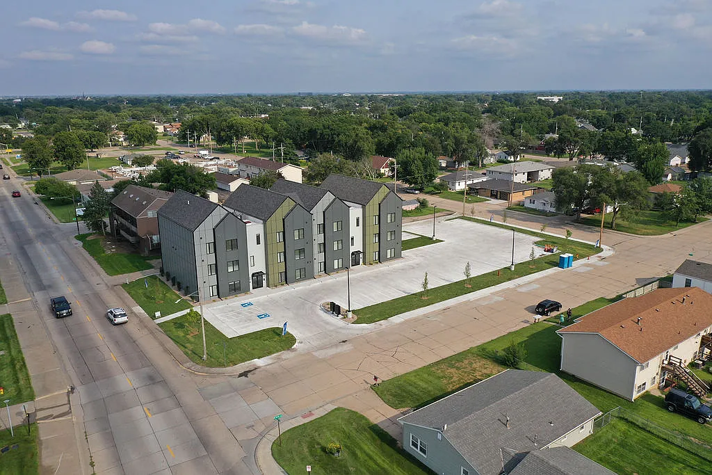 611 Carey Ave N — Photo 3