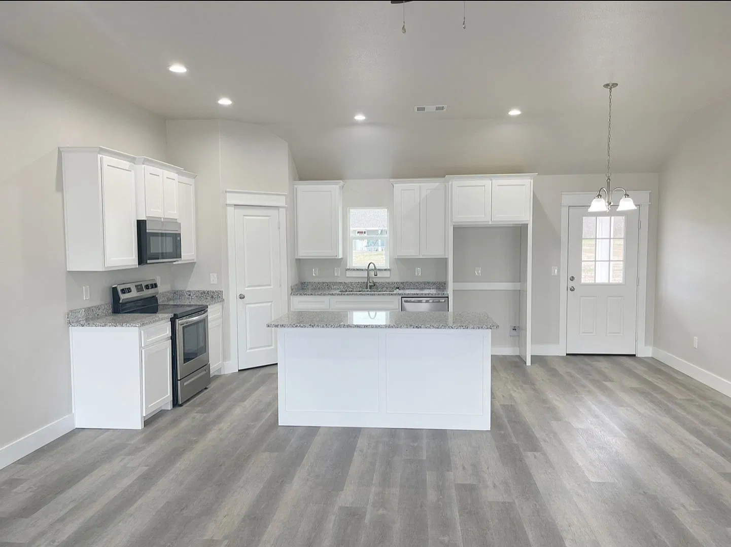 Gorgeous 3 Bedroom 2 Bath Home — Photo 2
