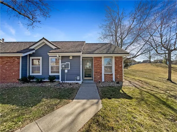 215 NE Bayview Dr, Lees Summit, MO 64064