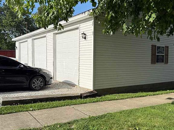 4th image of 902 E Beech St